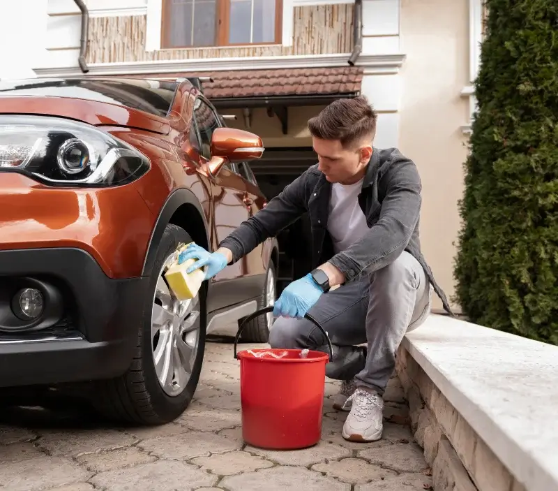 Lavage auto à domicile Les Bréviaires : professionnel intervenant sur un véhicule